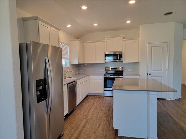 Building Photo - 105 Ulmus St