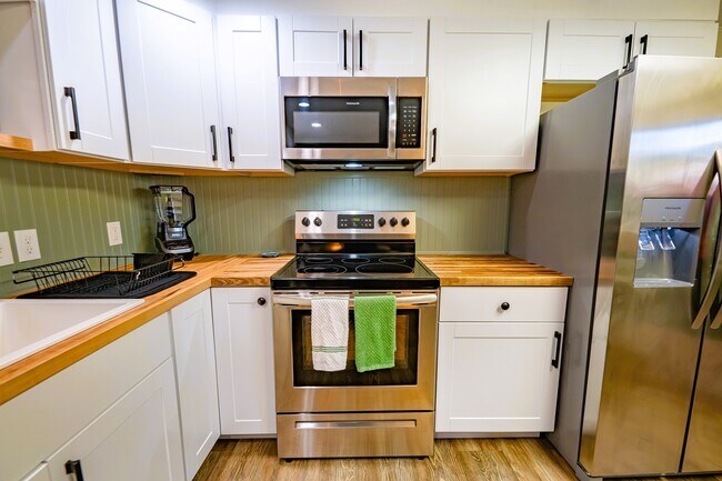 Building Photo - 220 Burland Dr