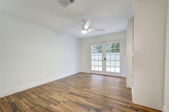 Building Photo - 8439 Westview Dr