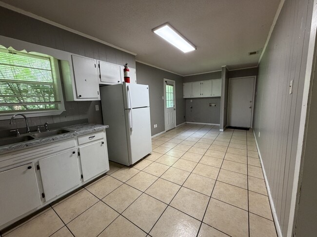 Building Photo - 2950 Hillcrest Dr