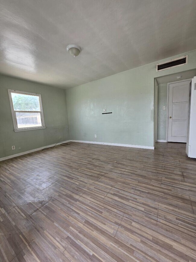 Building Photo - 600 W Buena Vista St