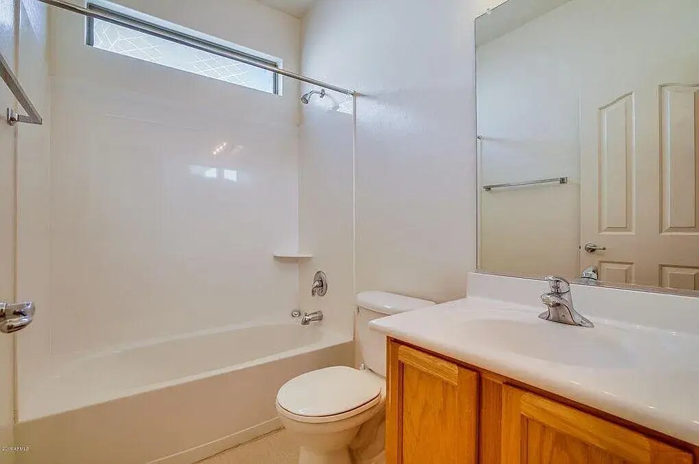 2nd bathroom - 3470 E Riopelle Ave