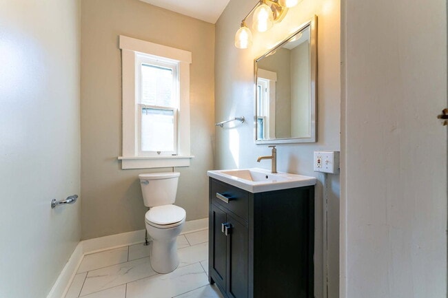 Building Photo - 557 S 6th St