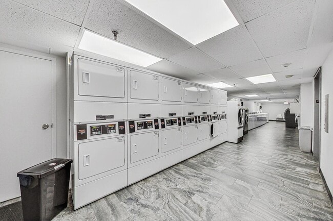 Building Photo - 1212 N La Salle Dr