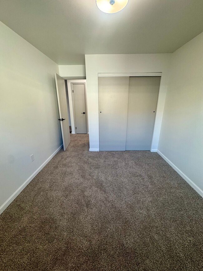 Building Photo - Updated 2 Bedroom CONDO with AC, centrally located