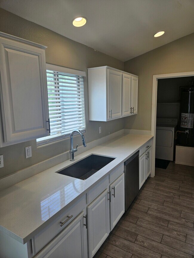 Building Photo - 7520 E Earll Dr