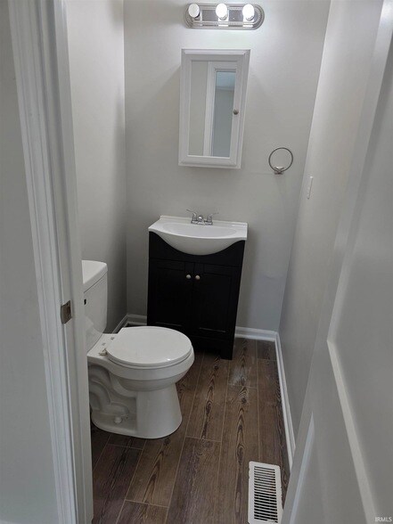 Building Photo - 1523 W 8th St