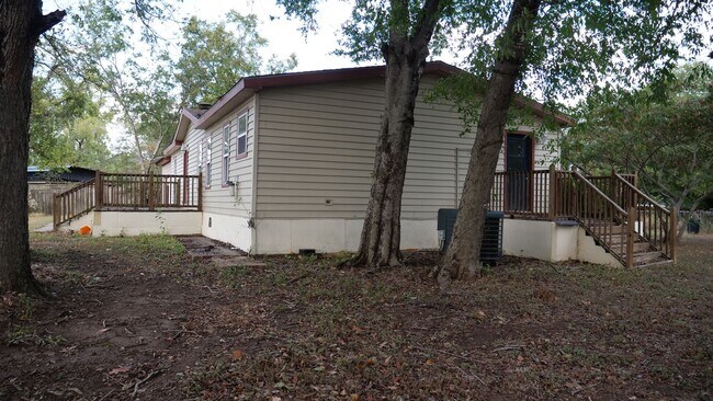 Building Photo - Spacious Rural Retreat