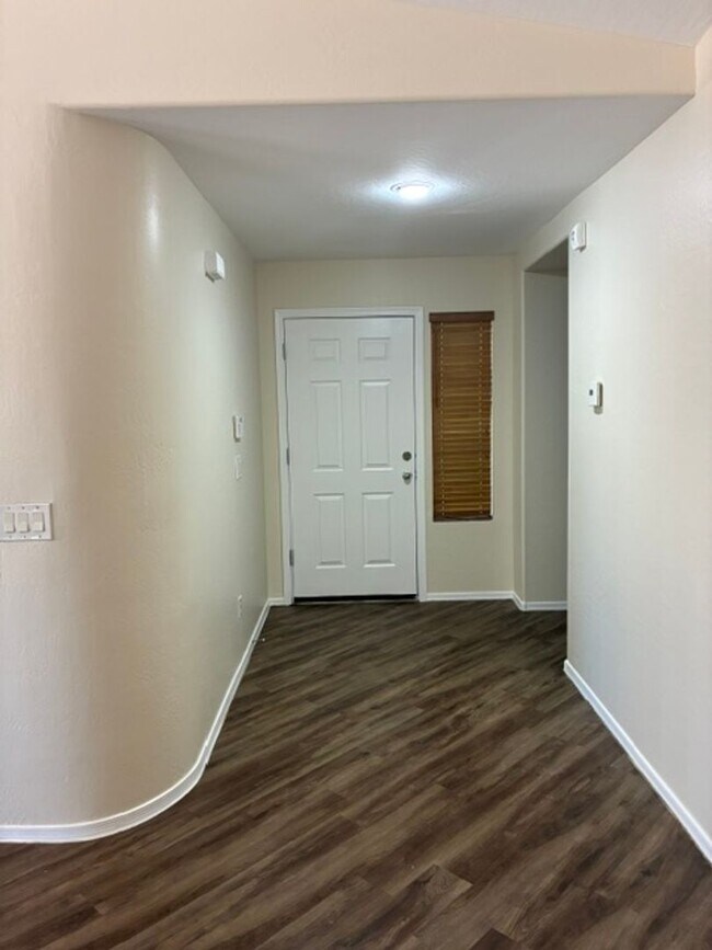 Building Photo - Spacious 4 Bedroom Home in Avondale!