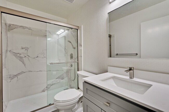 Building Photo - 2 bed 2 bath condo