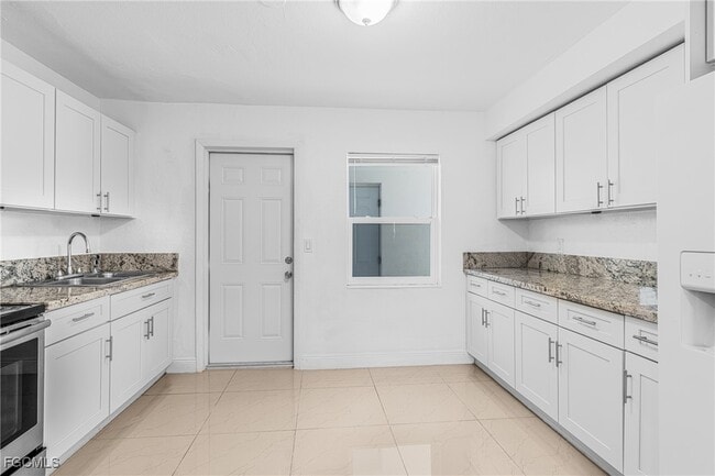 Building Photo - 4839 Tudor Dr