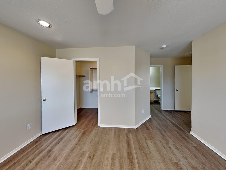 Building Photo - 2057 S 155th Dr