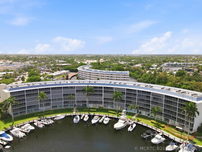 Building Photo - 1427 E Hillsboro Blvd