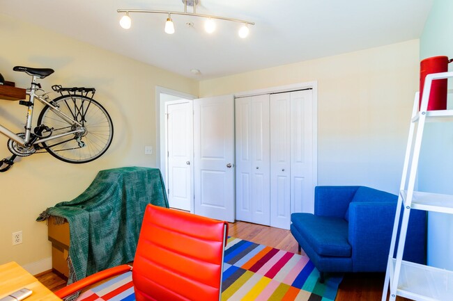 Building Photo - Stylish Condo in Hill East - Parking Space...