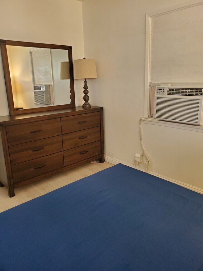 Building Photo - 1045 Palm Ave