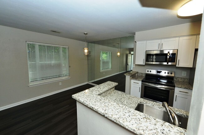 Building Photo - Community Clubhouse, exercise room & pool!