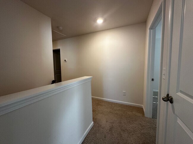 Building Photo - 4 bed/2.5 bath home - E Morristown