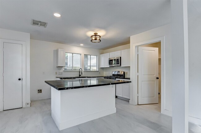 Building Photo - 21892 Silver Oak Ct