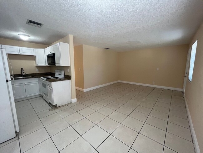 Building Photo - 4/2 Home for rent, all tile floors, central ac.