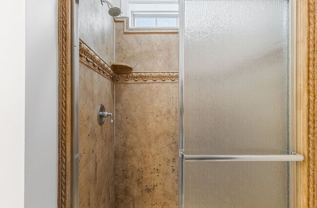 Building Photo - Beautiful Ground Floor Condo 2 bed 2 bath