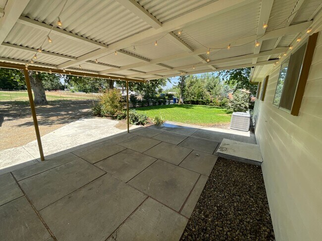 Building Photo - Cozy Mid-Century Modern on a Half Acre!