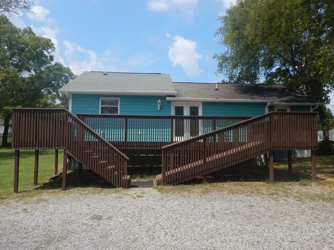 Building Photo - 3 Bedroom 2 Bath house on level lot. Pet Friendly