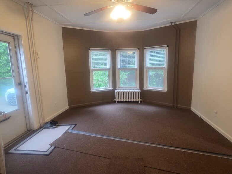 Primary Photo - 124 Oak St