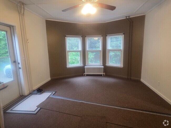 Building Photo - 124 Oak St