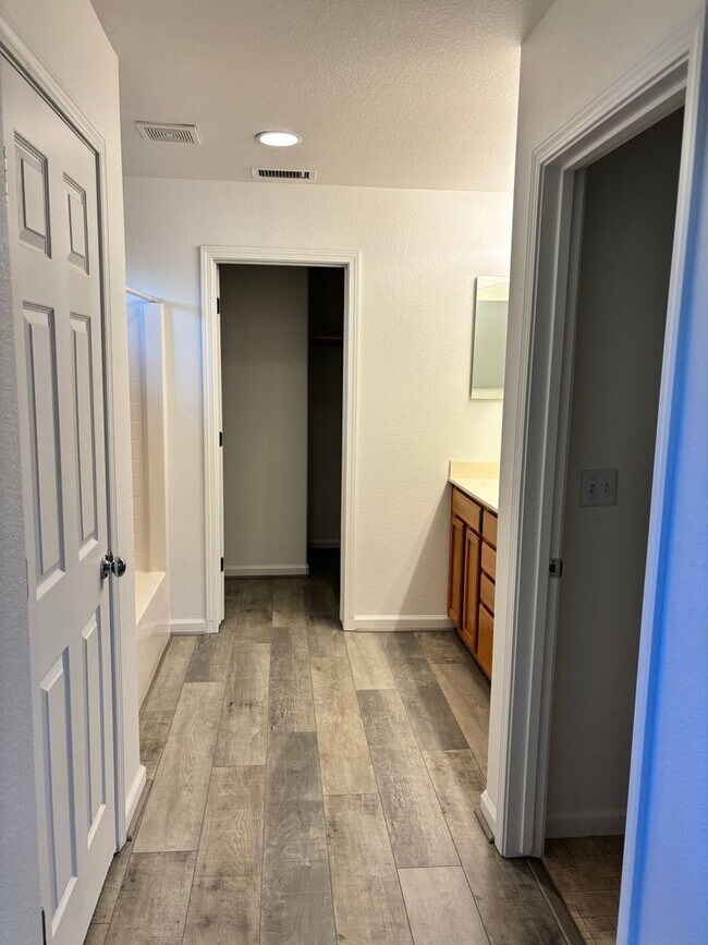 Building Photo - BEAUTIFUL, SPACIOUS,  4 BEDROOM, 2 BATHROO...