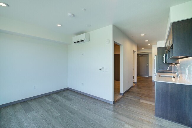 Building Photo - 0bd/1ba Kirkland Condo
