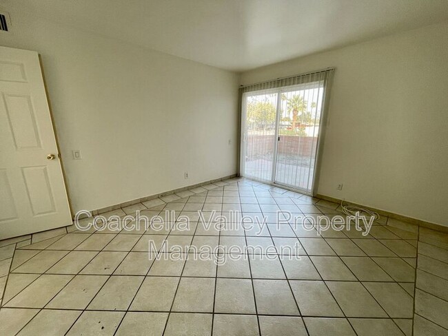 Building Photo - 585 E Cottonwood Rd