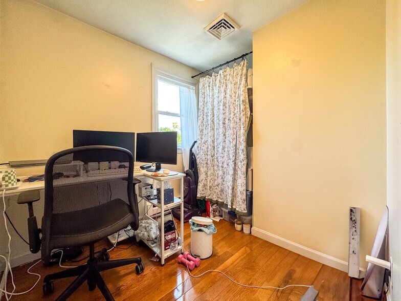 Building Photo - 74 Dunboy St
