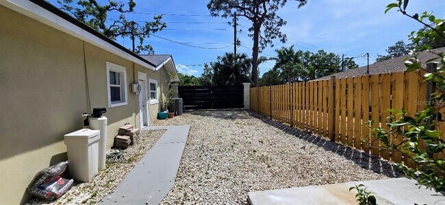 Building Photo - 2115 Alvarado Ln
