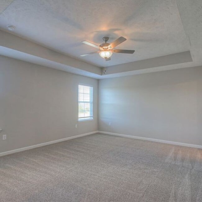 Building Photo - Upgraded, Luxury Townhouse