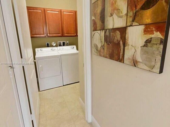 Building Photo - 4001 Cascada Cir