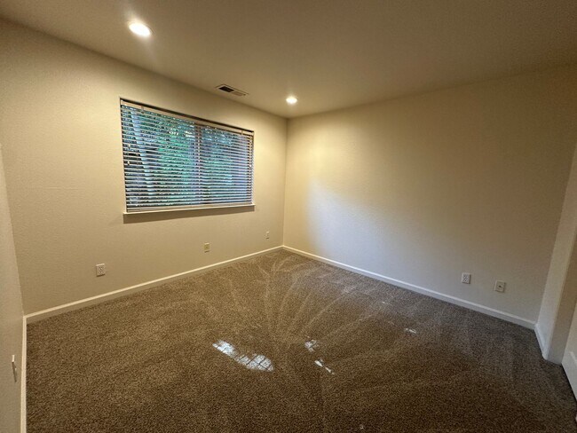 Building Photo - Spacious 3-Bedroom, 2-Bath Home for Rent i...