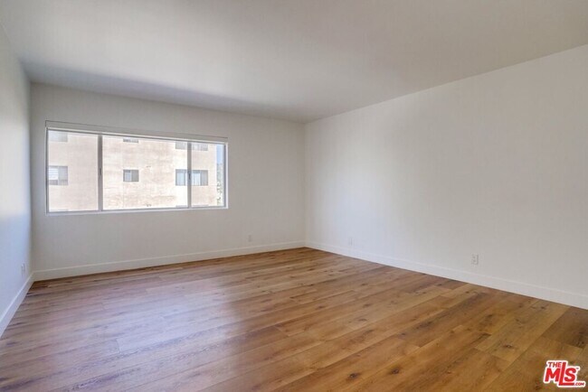 Building Photo - 435 N Oakhurst Dr