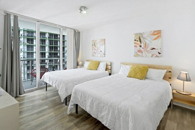 Building Photo - 1750 N Bayshore Dr