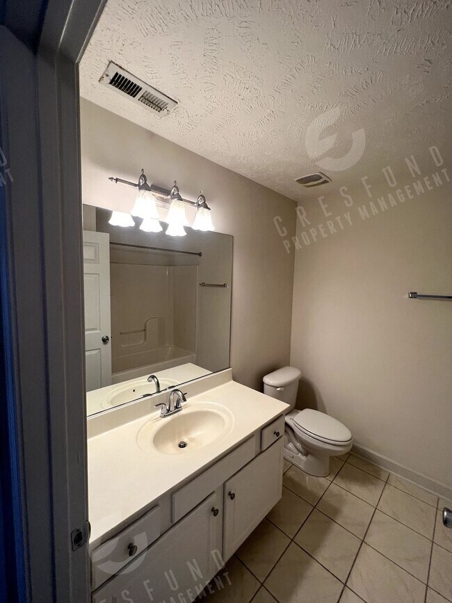 Building Photo - 2Bdrm 2Bath in Gated Community - Available Now!