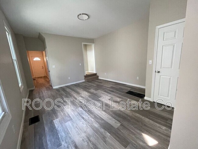 Building Photo - 482 E Markison Ave