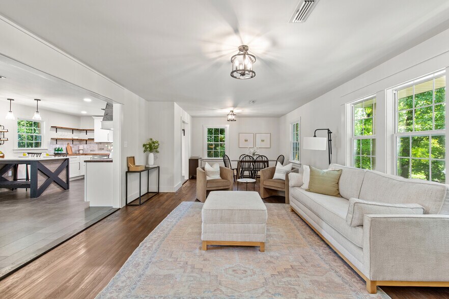 Building Photo - 7916 Valley View Dr SE