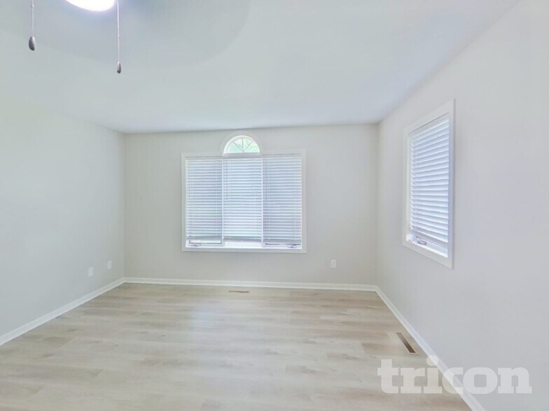 Building Photo - 209 Greenbriar Ln