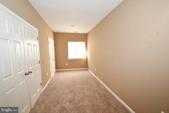 Building Photo - 9 Latham Ln