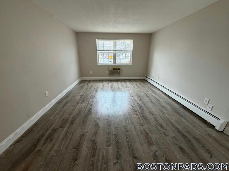 Building Photo - 71 Bernier St