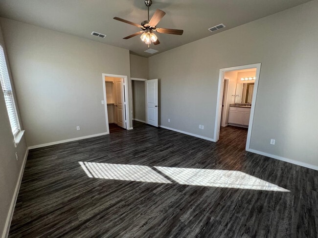 Building Photo - 2018 Kenwood Ave