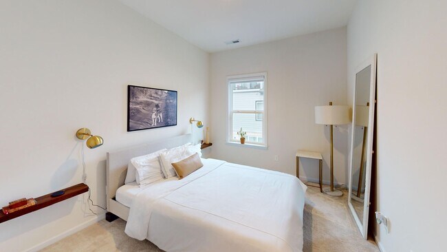 Building Photo - Beautiful Rooftop Terrace Townhome w/ gara...