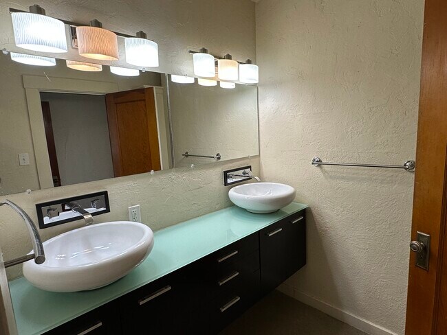 Building Photo - 1208