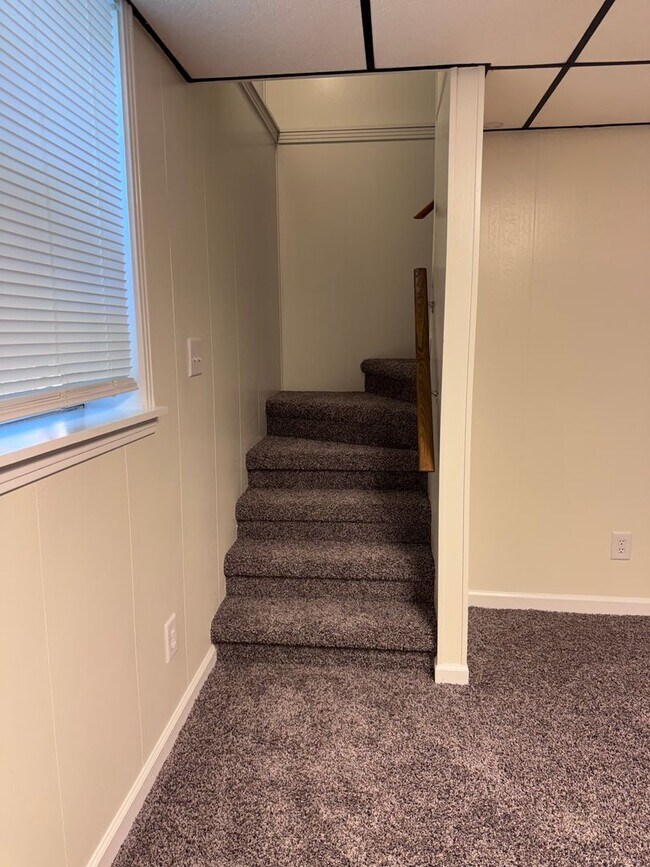 Building Photo - Must see!! 3BD/3BA Fully Finished Basement and Corner Lot!!