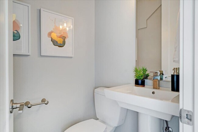Building Photo - $500 off first month! Spacious, light-fill...