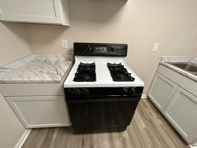 Building Photo - 518 Lake Ave